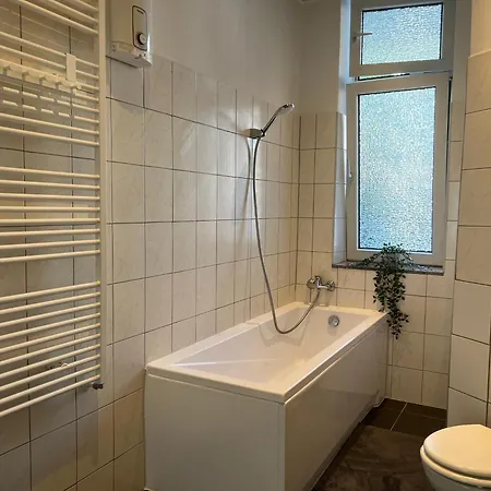 Three-bedroom In Center Έσσεν